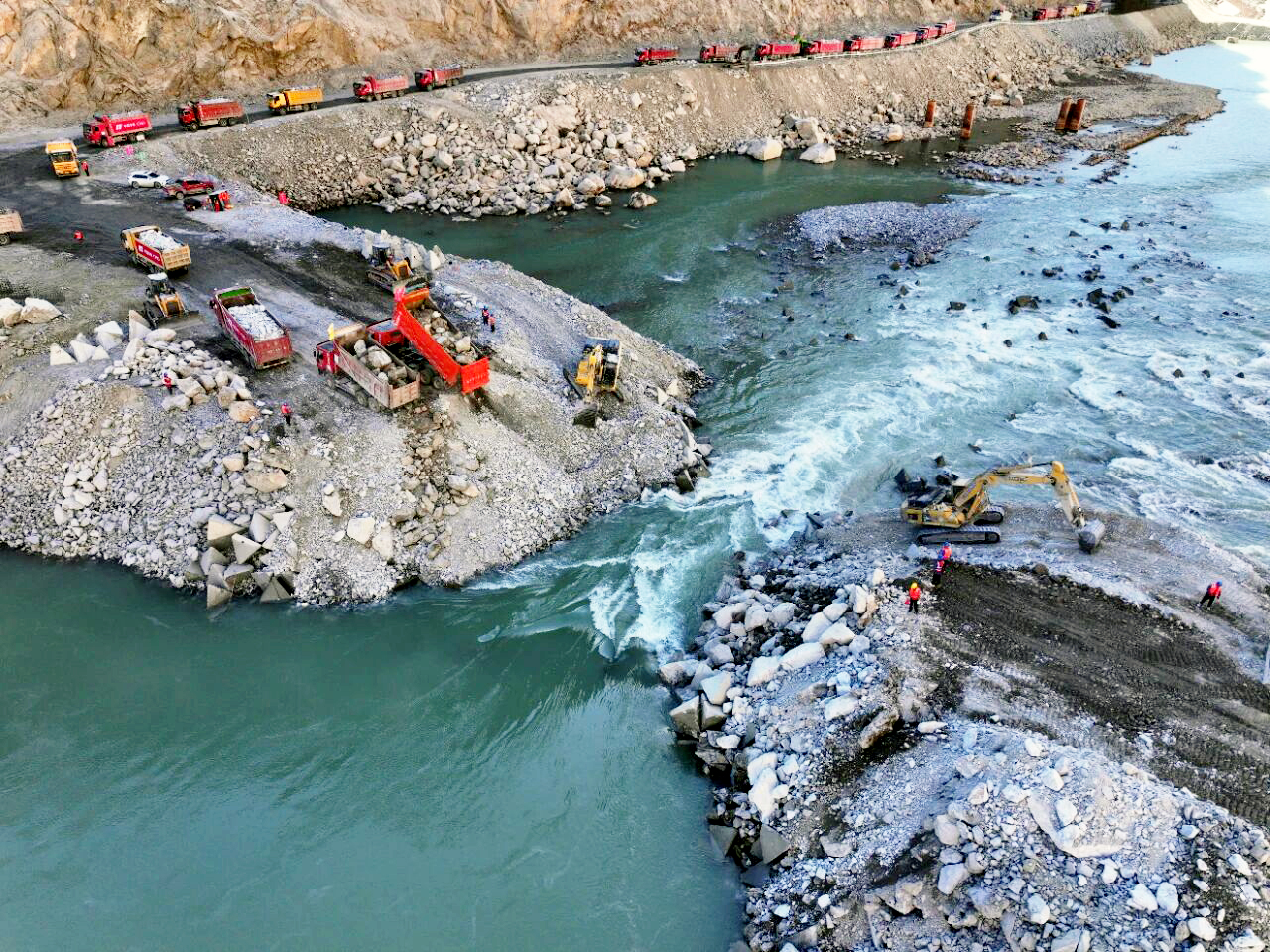 華電金上昌波水電站成功實(shí)現(xiàn)大江截流